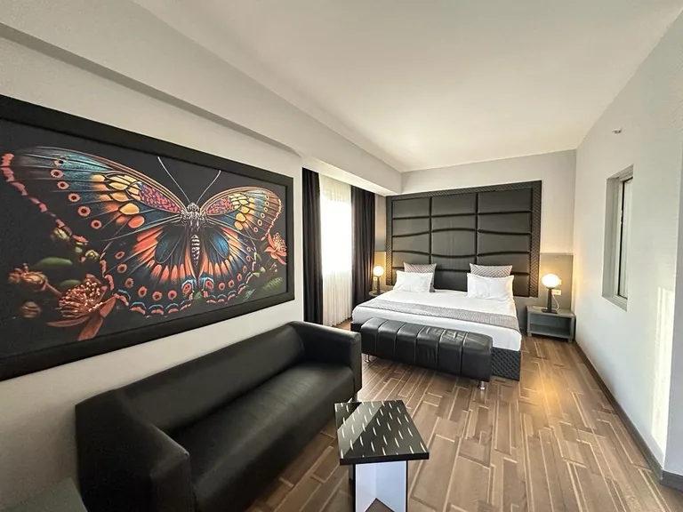 City One Hotel Kayseri yenilenen çift kişilik oda ve oturma alanı