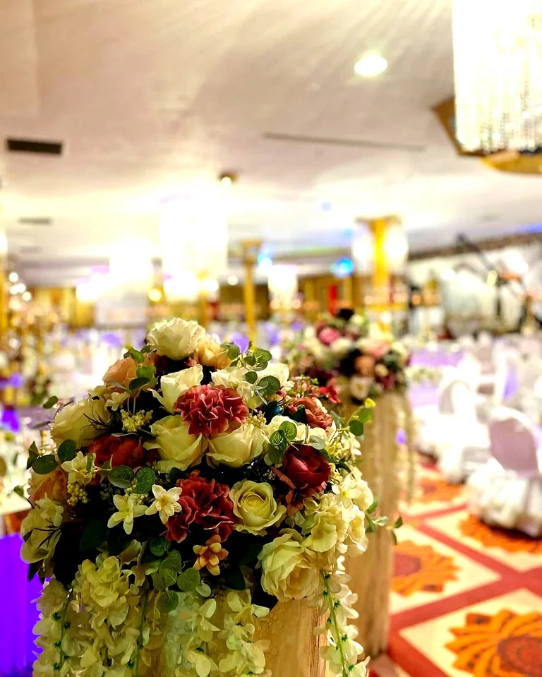 City One Hotel Erciyes Salon için hazırlanmış çiçekli davet masası