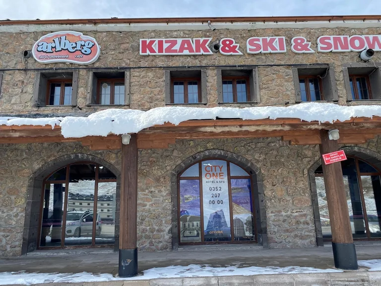 Erciyes’te City One tabelasının bulunduğu kayak kiralama noktası