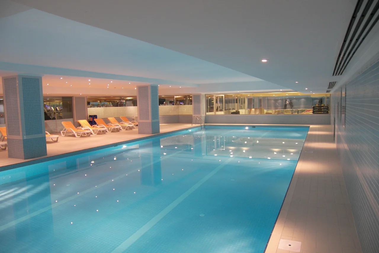 City One Hotel Kayseri wellness merkezindeki kapalı yüzme havuzu