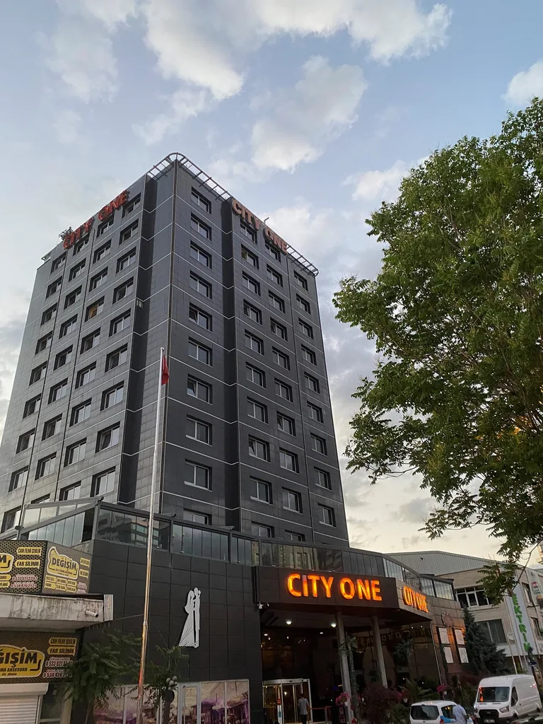 Akşam saatlerinde City One Hotel Kayseri binası