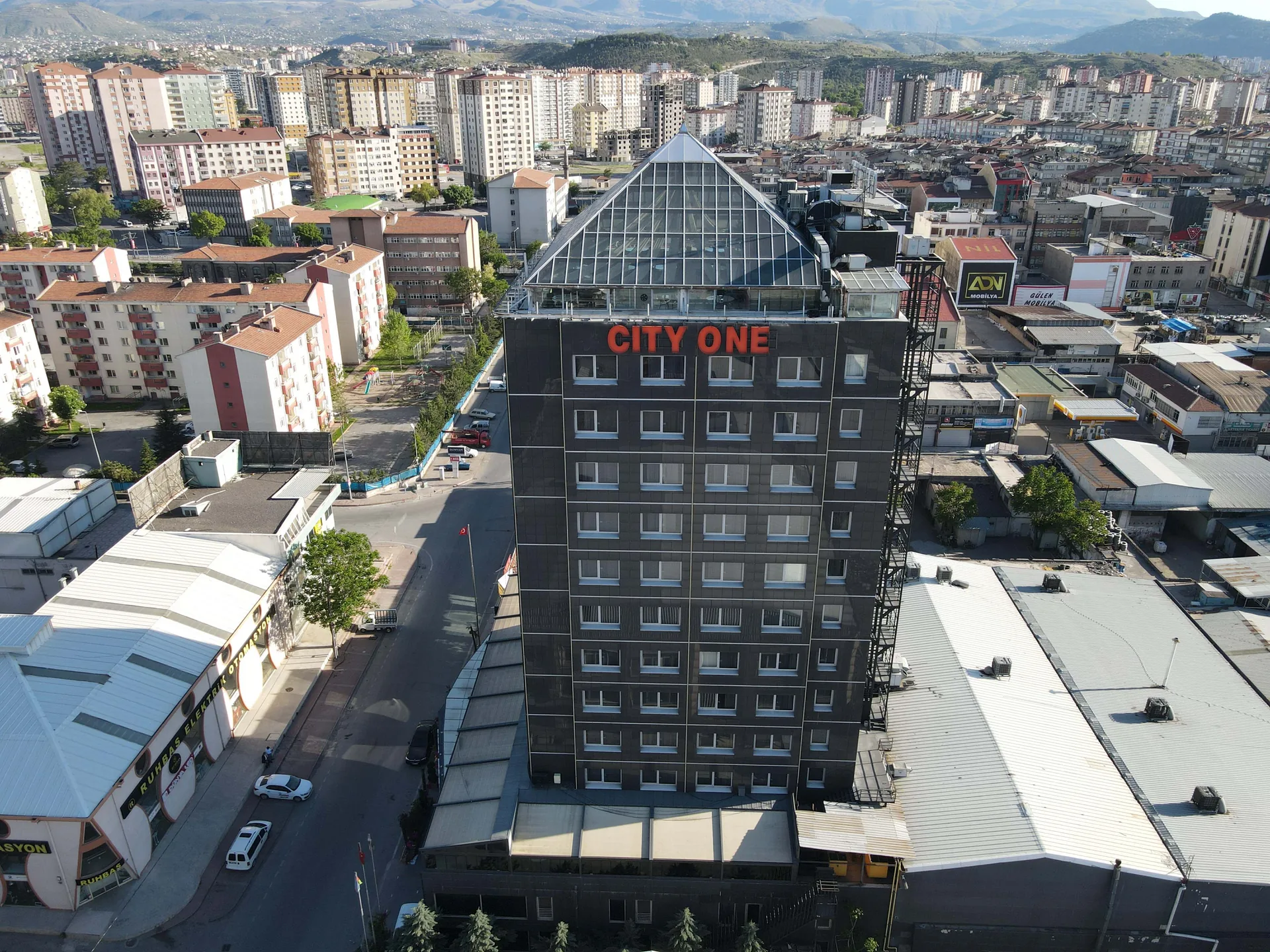 Kayseri şehir merkezindeki City One Hotel binasının havadan görünümü